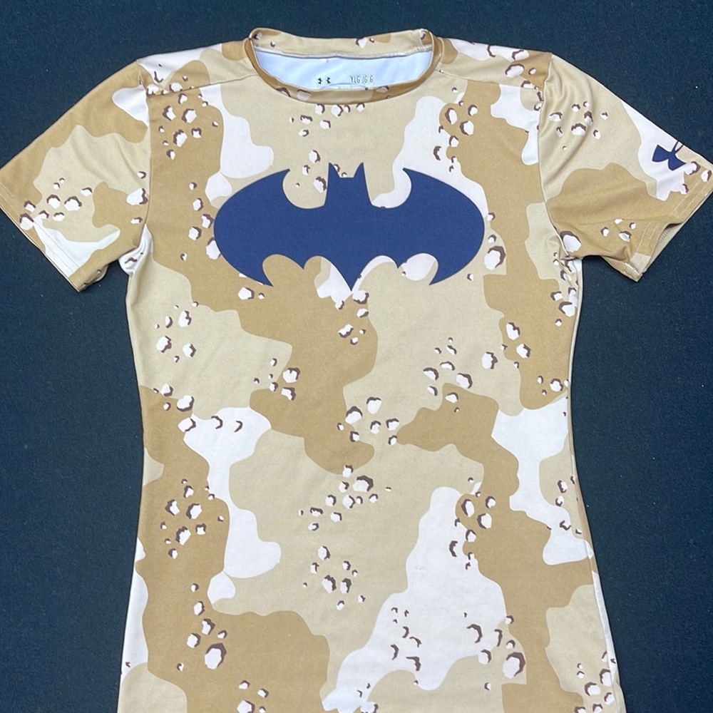 Under Armour fitted heatgear YLG Batman logo top